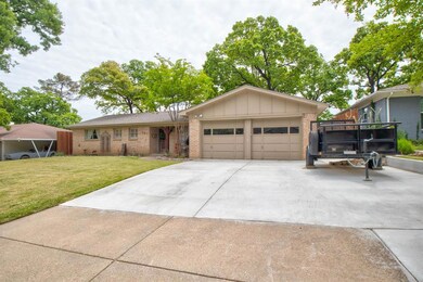 721 Thousand Oaks Dr, Hurst, TX 76054 - photo 3