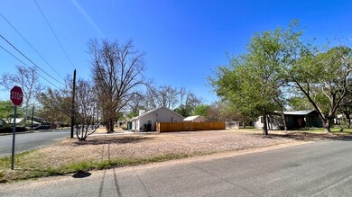 302 W Hackberry St unit 12, Fredericksburg, TX 78624 - photo 2