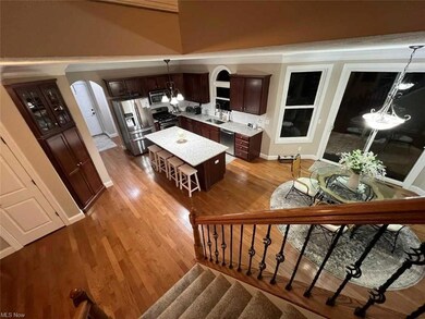 Elegant overview of eat-in kitchen