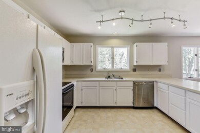 8108 Tamar Dr, Columbia, MD 21045 - photo 6