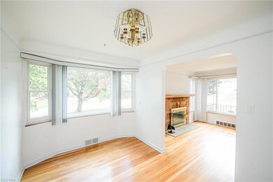 Dining Room With Bay Wondow