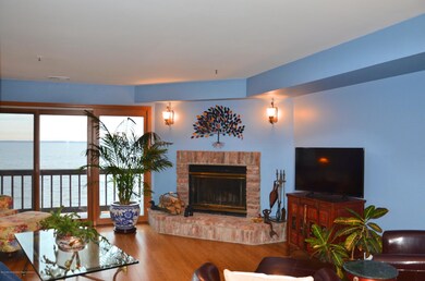 Living Room w Fireplace