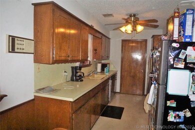 1101 Wade Wells Dr, Henryetta, OK 74437 - photo 6