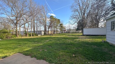 Backyard has access from 41st St.