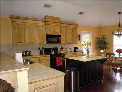 Kitchen w/Eating Bar