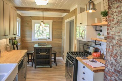 Kitchen w/brand new appliances!