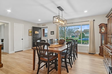 124 Braemar Dr, Elk Grove Village, IL 60007 - photo 3