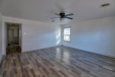 725 W Brock St, Denison, TX 75020 - photo 4