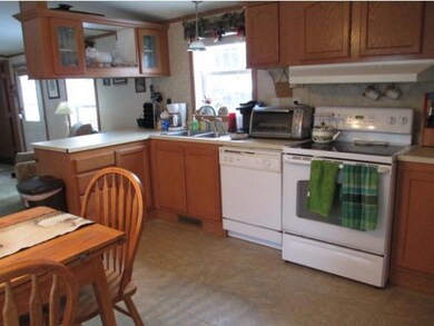 Large Kitchen with Peninsula