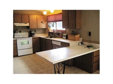 Eat-in Kitchen. Breakfast Bar, Built-In Dishwasher