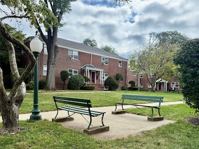 560 Tuckahoe Rd unit 1B, Yonkers, NY 10710 - photo 2