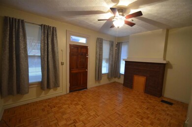 Front RoomLivingRm.JPG
