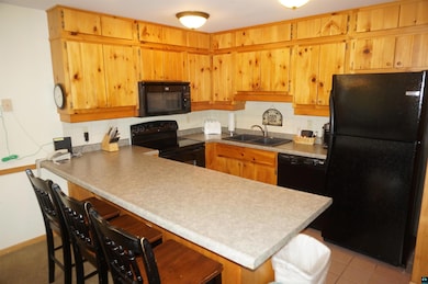 Kitchen with kitchen peninsula, a breakfast bar, s