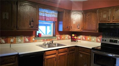 Lovely Kitchen with new appliances and solid wood 