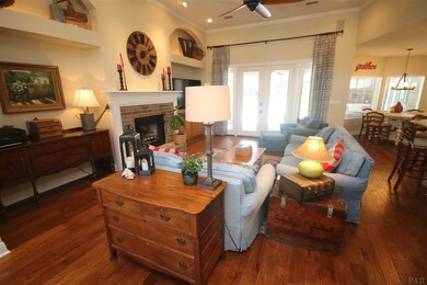 throughout 2015. Italian tile in bthms. & laundry.