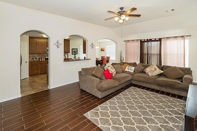 1115 Lasso Ct, Alvin, TX 77511 - photo 4