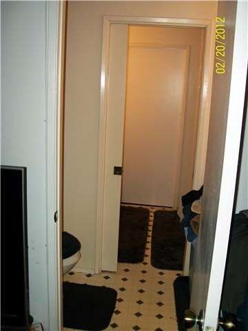 Upstairs bathroom between the two bedrooms.
