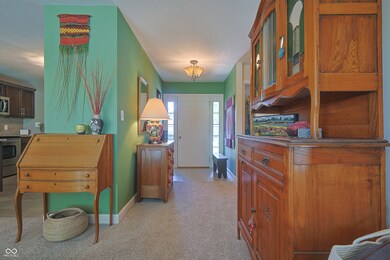 6085 S Stratton Ct, Columbus, IN 47203 - photo 3