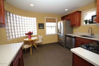 eat-in kitchen
