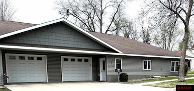 7 Dill Ave SW, Madelia, MN 56062 - photo 2