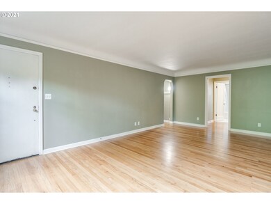Living Room/Entrance