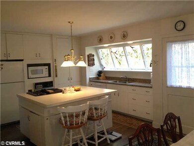 Kitchen - Large, Bright and Open...Notice the 4 st