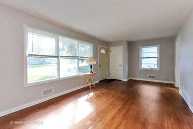 52 S Prairie Ave, Mundelein, IL 60060 - photo 2