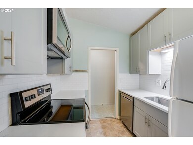 16538 SW Carnegie Ave, Lake Oswego, OR 97035 - photo 5