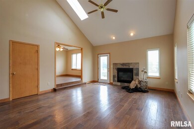 5500 N Pepperwood Ct, Peoria, IL 61615 - photo 2