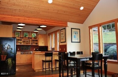 Kitchen & Dining