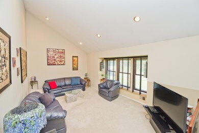 004_LIVING ROOM