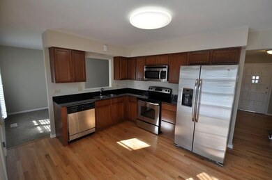 1620 Apache Dr, Naperville, IL 60563 - photo 2