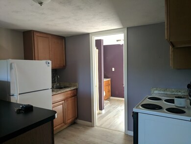 36 Elm St unit Third floor, Derry, NH 03038 - photo 6