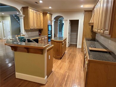 Kitchen with backsplash, sink, kitchen peninsula, 