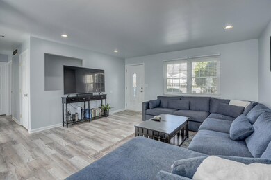 Stacy76LivingroomL