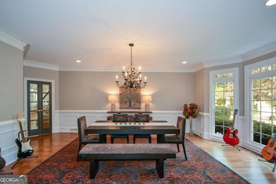 Banquet-sized dining room ideal for entertaining