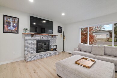 1051 NE Pepperwood Dr, Grants Pass, OR 97526 - photo 5