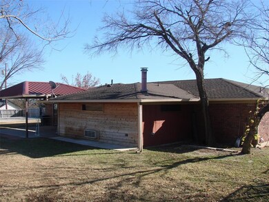 2115 Shipley St, Gainesville, TX 76240 - photo 3
