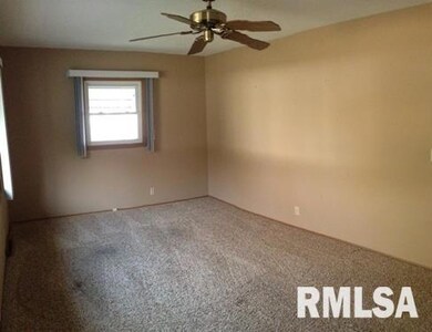 2151 W 34th St, Davenport, IA 52806 - photo 6