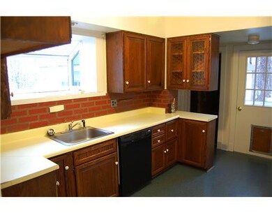 Kitchen. Large kitchen with greenhouse window.  Pa