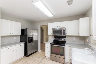 White Kitchen with Gas or Electric Power Source for the Stove