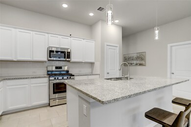 Lovely kitchen with a big island/breakfast bar