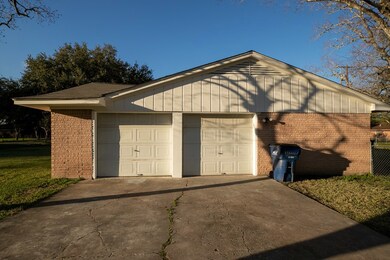 200 Lindsey Ave, Bay City, TX 77414 - photo 2