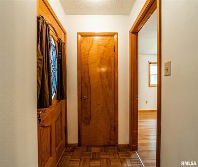 8 Sycamore Ln, Lincoln, IL 62656 - photo 2