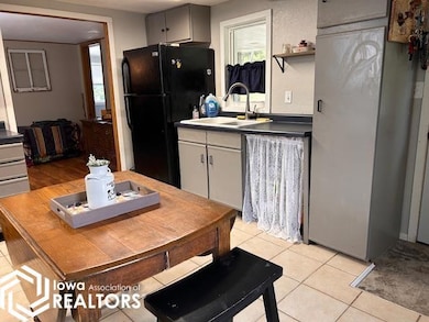 406 W Maple St, Williamsburg, IA 52361 - photo 2