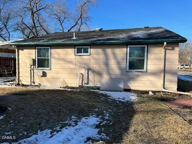 924 4th Ave NE, Jamestown, ND 58401 - photo 3
