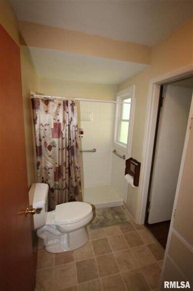 3625 N Fillmore St, Davenport, IA 52806 - photo 6