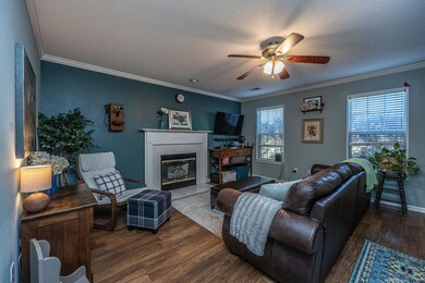 3032QueensgateWay007family room