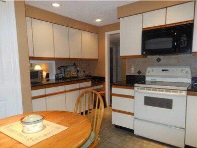 62 Walden Pond Dr, Nashua, NH 03064 - photo 2