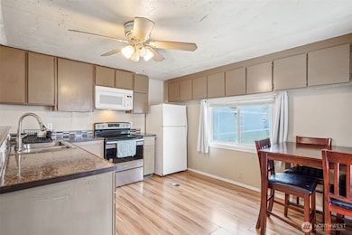Kitchen space with eating area